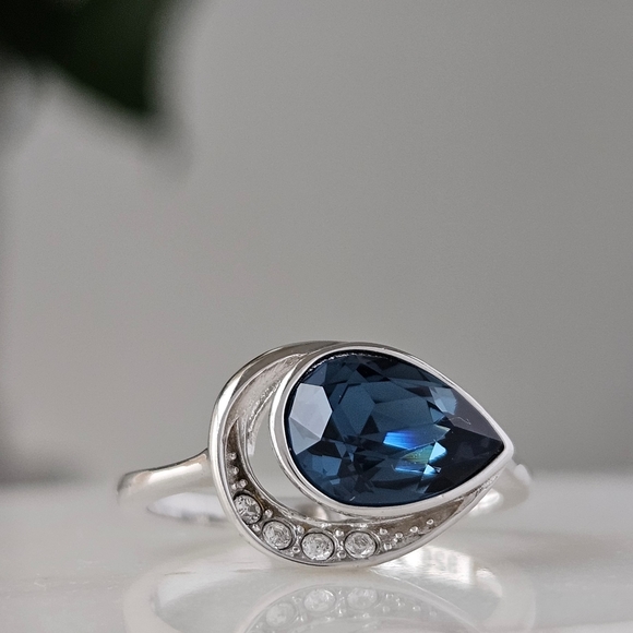 Dark blue Swarovski crystal ring, size 9, 925 Sterling Silver band - Picture 3 of 8